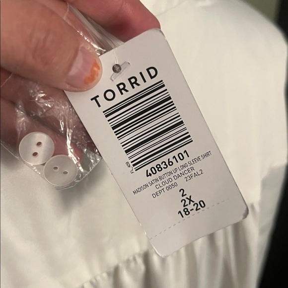 NWT. Torrid, size 2X, White Button Down Shirt - Picture 10 of 11